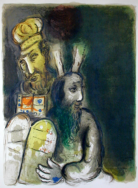 Dit litho is in 1966 gemaakt door Marc Chagall en heet “God geeft Mozes opdracht kleren te maken om in het heiligdom te gebruiken”. Rechts zie je Mozes, de schrijver van de Thorah, met de twee platen waarop God de Tien Woorden geschreven heeft en links Aäron, de grote priester, met zijn “gouden kleren”.  