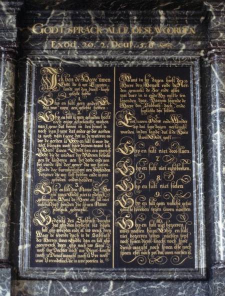 Dit is het oude tiengebodenbord van de Nederlands Hervormde kerk in Lienden. Het is een foto van de Rijksdienst voor het cultureel erfgoed, die ik zelf wat heb ingezoomd. 