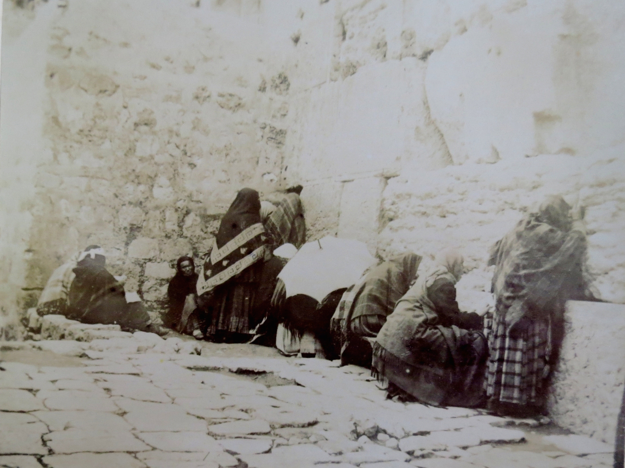 Een foto uit 1891 van joodse vrouwen die bij de Westelijke muur treuren om hun verwoeste tempel 